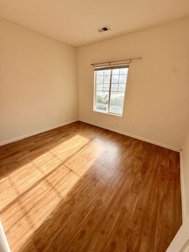 Building Photo - ***MOVE IN SPECIAL*** 2 WEEKS FREE -MUST SEE 2 Bed/2 Bath Condo in the Lakeshore at Centerra!