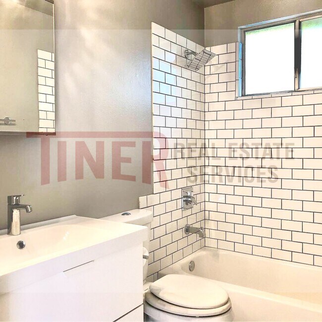 Building Photo - Charming Duplex in Carmichael