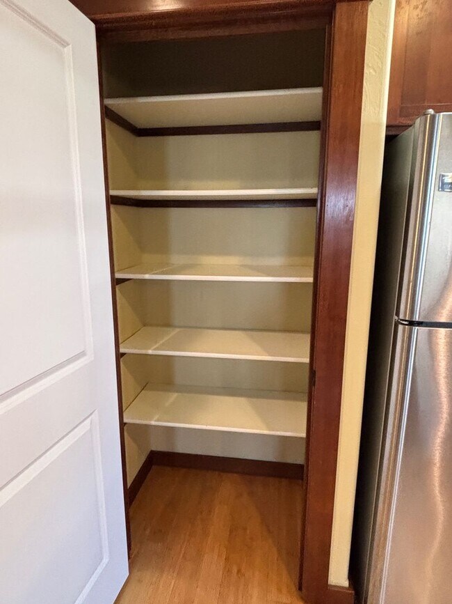 Building Photo - FIRST MONTH'S RENT FREE! New lower rent $1850