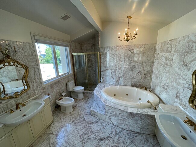 Building Photo - 623 Palisades Ave