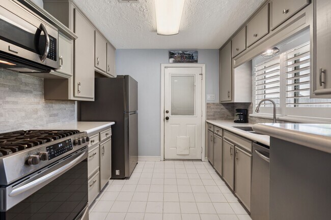 Building Photo - 1214 W 31st St