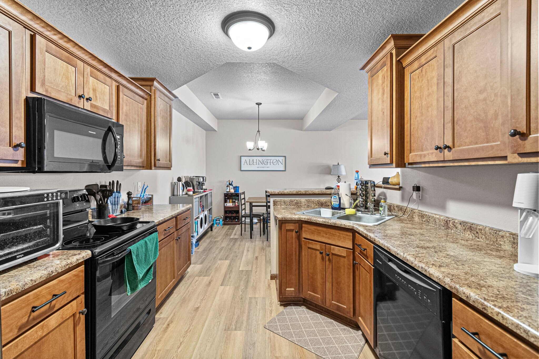 Building Photo - 1556 Burr Dr