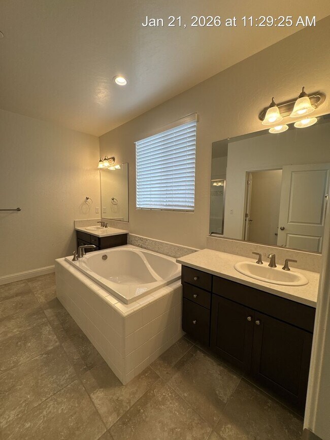 Building Photo - 4 Bedroom home located in Northside Visalia! Available Now!!