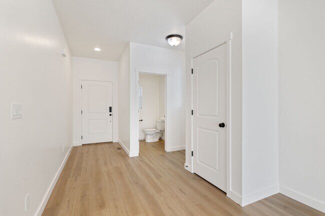 Building Photo - 4 bedroom/4 bathroom Home in Herriman!