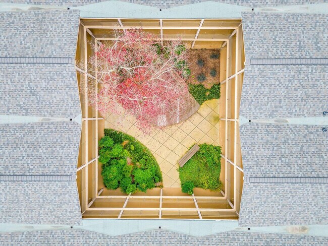 Building Photo - 250 Little St