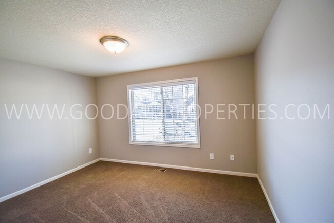 Building Photo - 4 Bedroom Detached Townhome in Waukee with Finished Basement