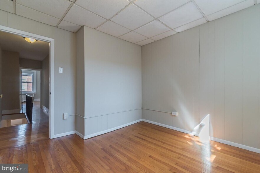 Back bedroom - 1523 S Mole St
