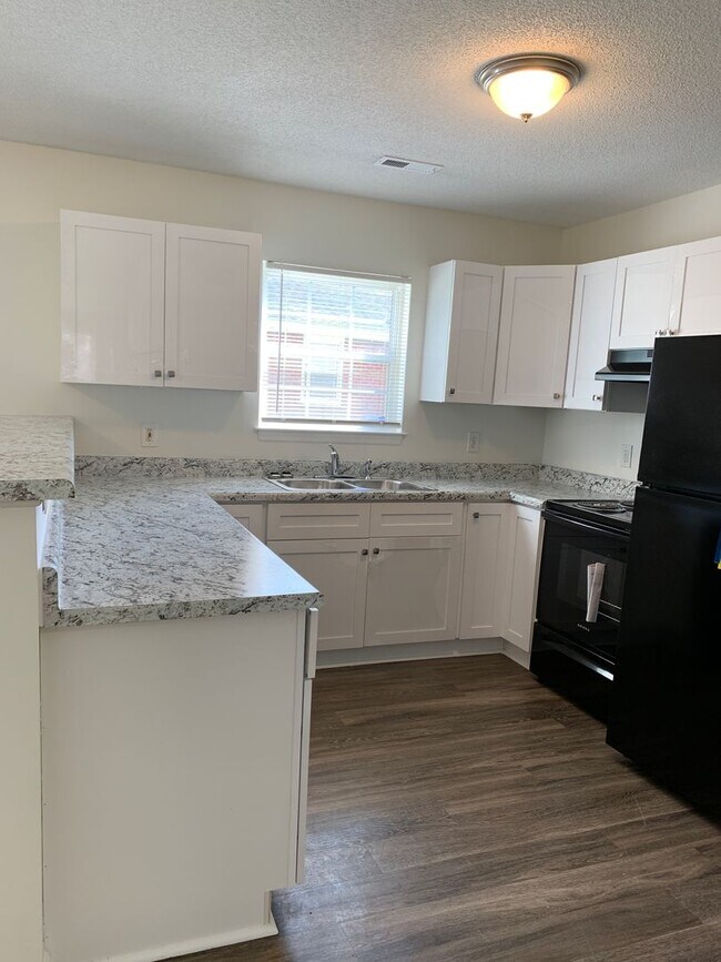 Building Photo - 3 Bedroom 2 Bath House on Hillsdale Drive