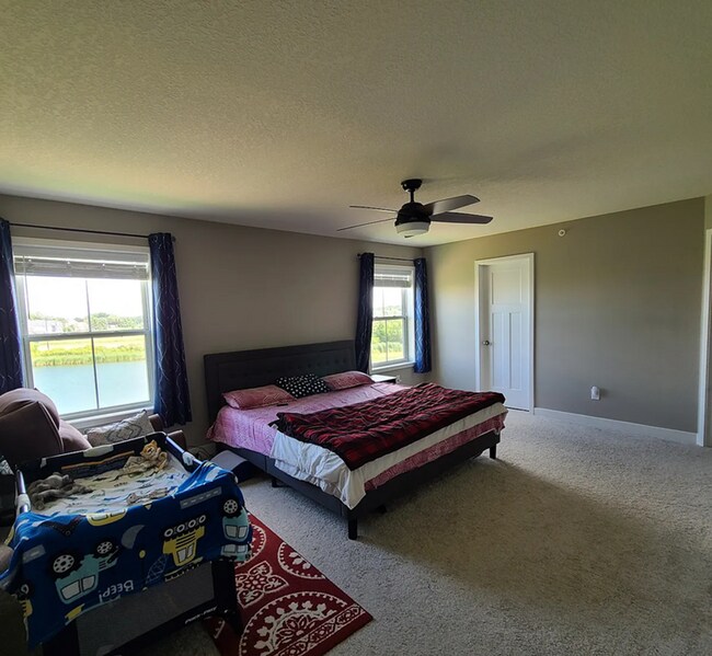 Building Photo - Beautiful 4bed 3.5bath End Unit Townhome With Walk-Out Basement!