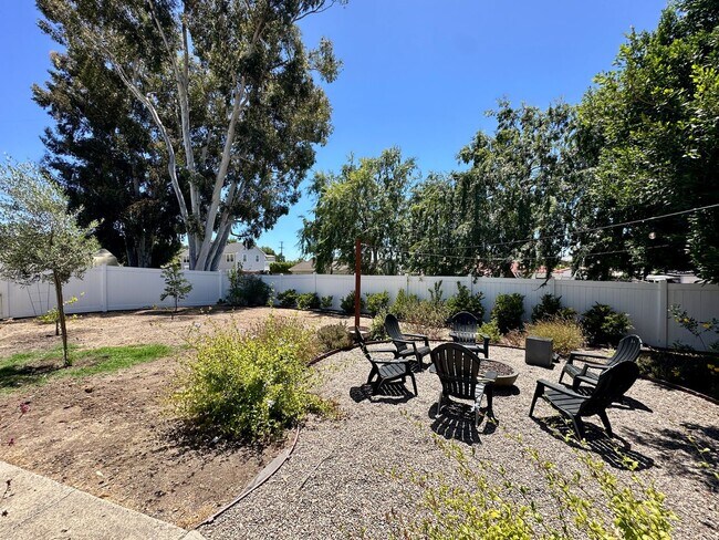 Building Photo - Bright & Modern Two-Story Home with Stunni...