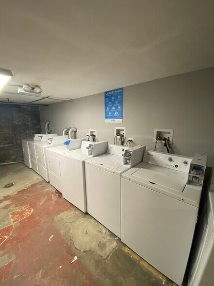 Building Photo - 1044 W 18th St