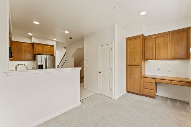 Building Photo - SUNNY TOWNHOME NEAR TRAILS STYLISH, FUNCTIONAL, & VERY ACCESSIBLE