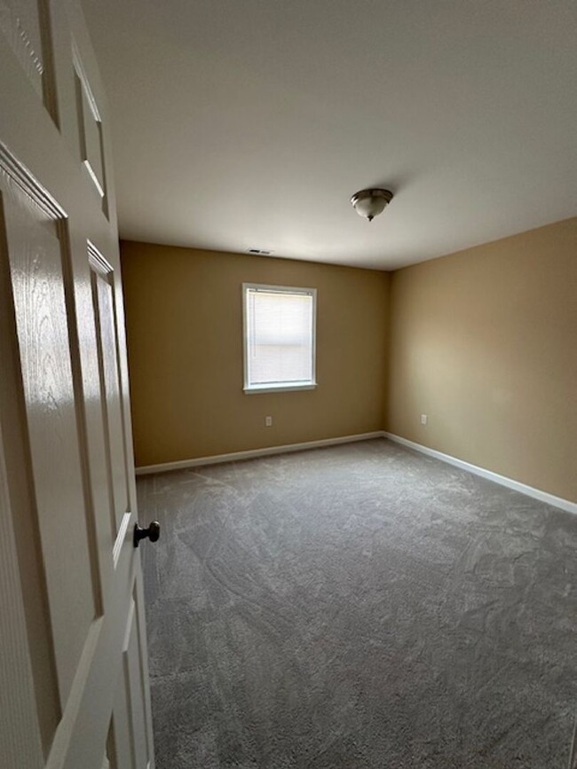 Building Photo - 3 Bedroom 2 Bathroom Duplex