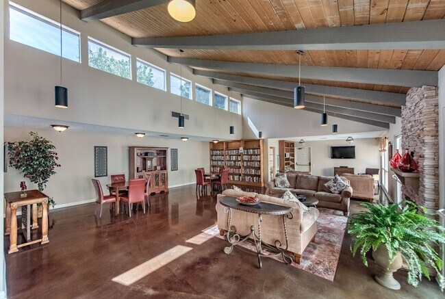 Building Photo - Light Filled Top Floor Condo in Premier 55+ Oaknoll Community