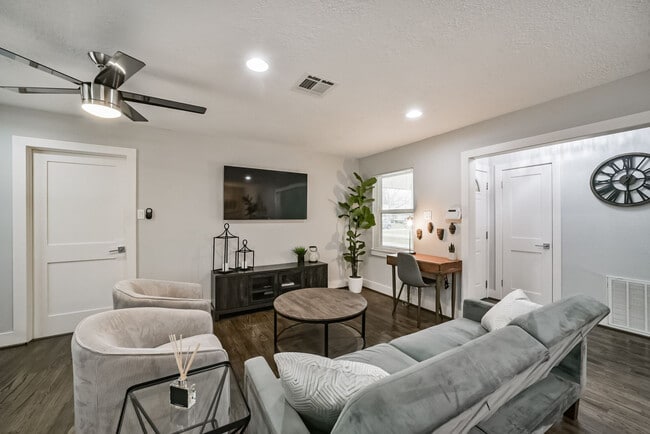 Building Photo - 5719 Viking Dr