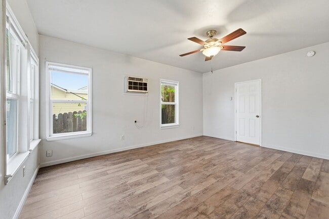 Building Photo - Feel Right at Home in This Inviting 2-Bed Gem