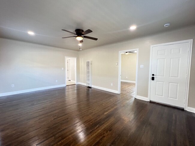 Building Photo - Craftsman Beauty with Upgrades | 2 Bed | 1...