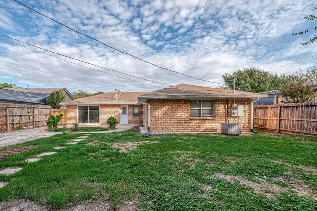 Building Photo - 4923 Poinciana Dr
