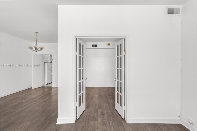 Building Photo - 4925 Collins Ave