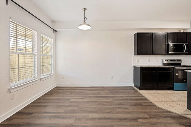 Building Photo - Modern 3BD Townhome Near DFW Airport & Major Highways