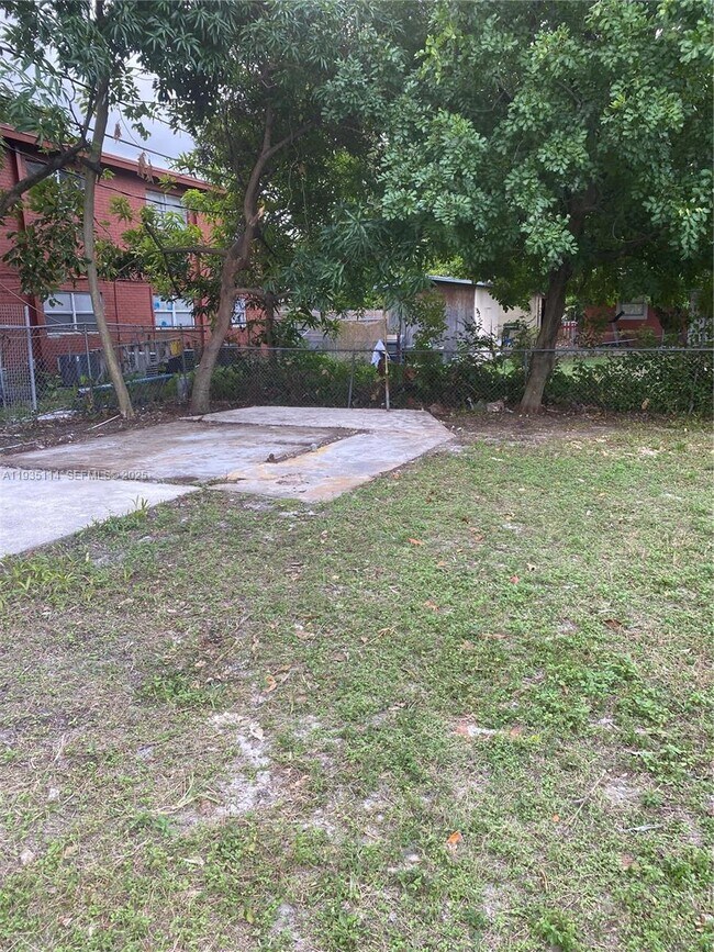 Building Photo - 2122 NW 5th St