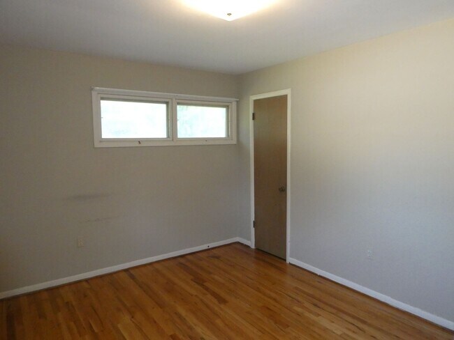 Building Photo - 2600 Braemore Rd