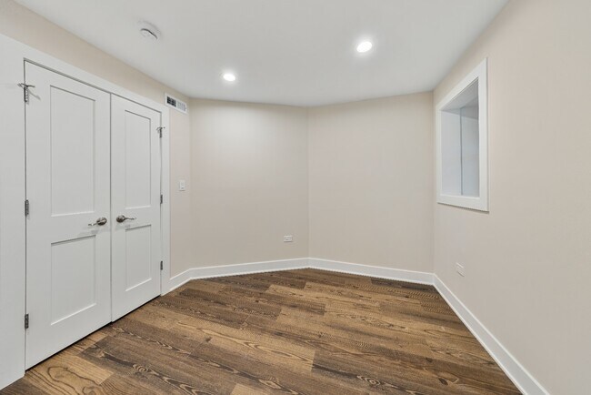 Building Photo - Garden unit: Renovated 3 bed in Logan Square - Now Leasing!