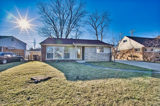 Building Photo - 7014 N Kilbourn Ave