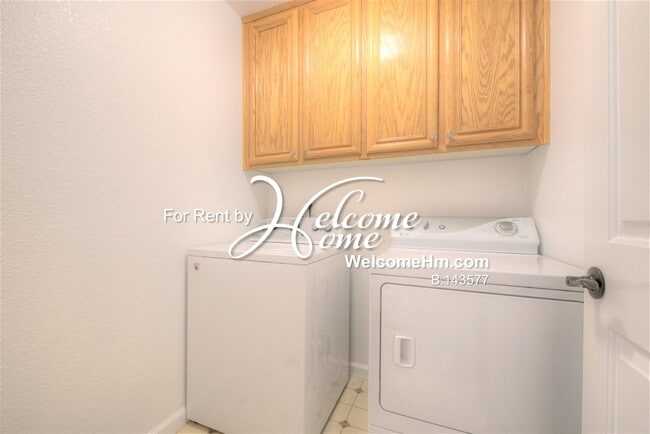 Building Photo - 3125 Roxbury Dr