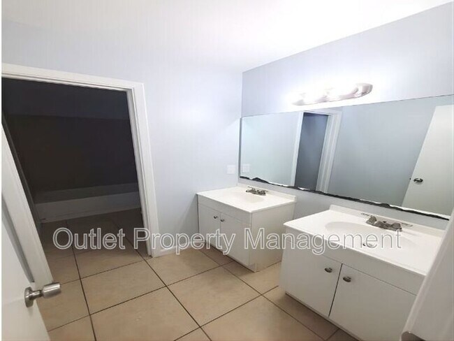 Building Photo - 1705 Ridgewood Ln