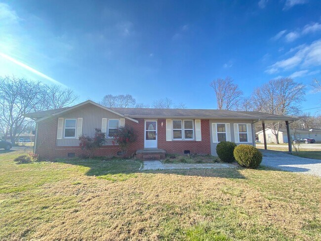 Primary Photo - For Lease - 3 Bed, 2 Bath, 1325sqft - Cent...