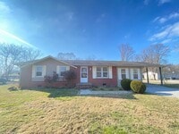 Building Photo - For Lease - 3 Bed, 2 Bath, 1325sqft - Cent...