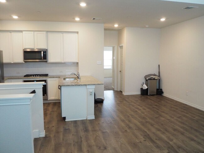 Building Photo - 4 Bed 3.5 Bath in Windhaven Crossing