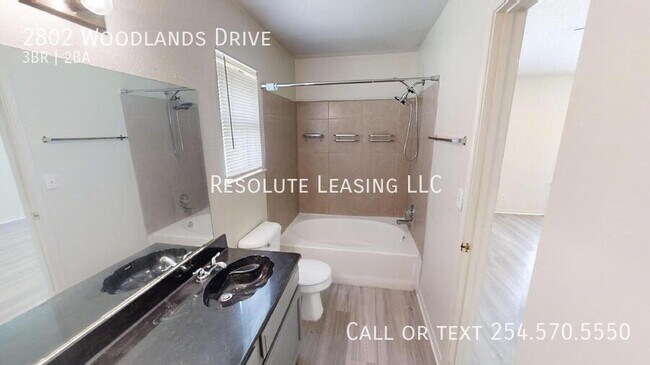 Building Photo - 2802 Woodlands Dr