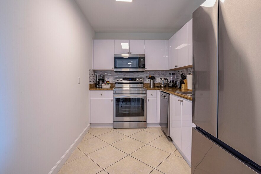 Building Photo - 3221 SW 23rd St