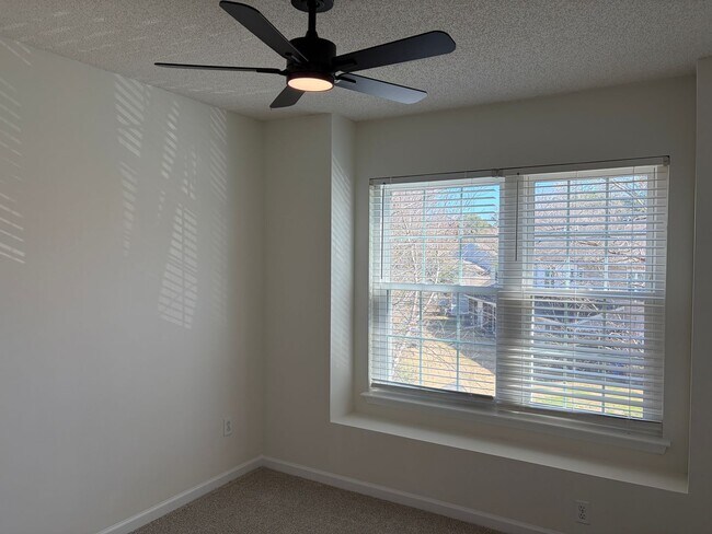 Building Photo - Charming Townhouse