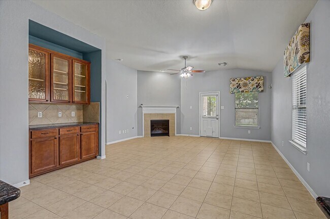 Building Photo - 623 W Newport Bend