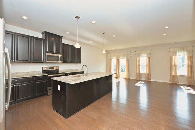 Building Photo - Rent to Own Option - Beautiful, like new 3BR/2.5BA townhouse in Goodlettsville