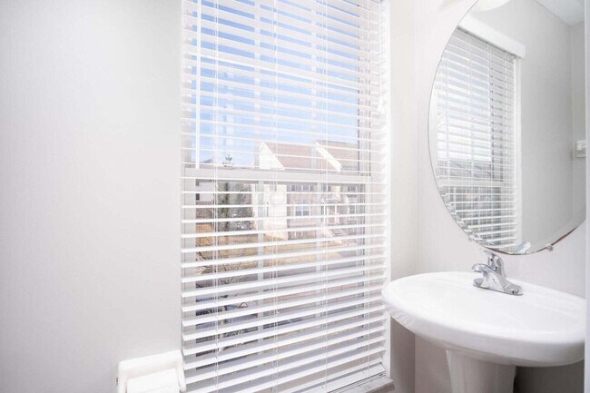 Building Photo - 5286 Royal Arch Casca Dr