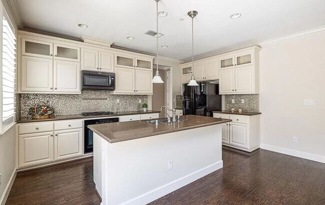 Building Photo - $4195.00 - Gorgeous and Ready for Move-In! Spacious 4 Br / 2.5 Ba in South Gilroy