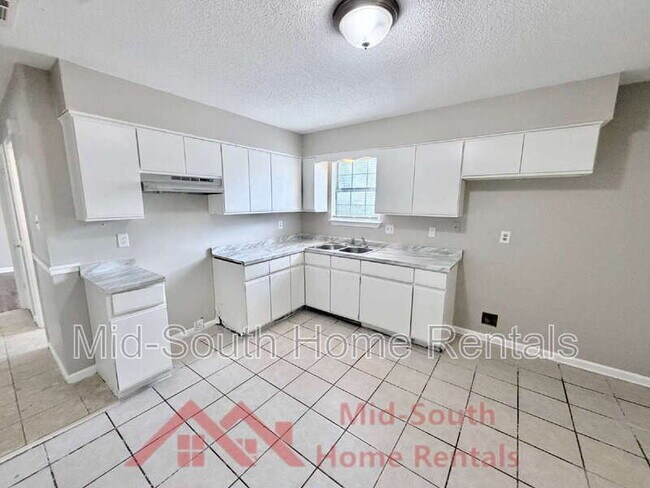 Building Photo - 2587 Wellons Ave