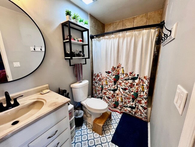 Building Photo - Beautiful End Unit Townhouse