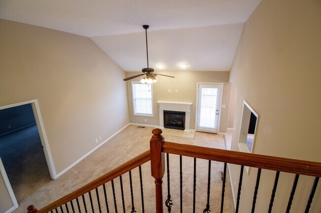 Building Photo - Fresh and Clean 3/2 with BONUS room and fenced yard.  Go.