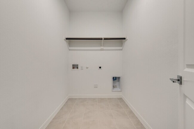 Building Photo - 3514 Honeysuckle Holw