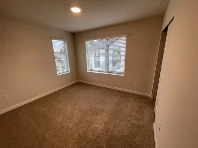 Building Photo - 4Bd/3.5Ba Snohomish Townhouse