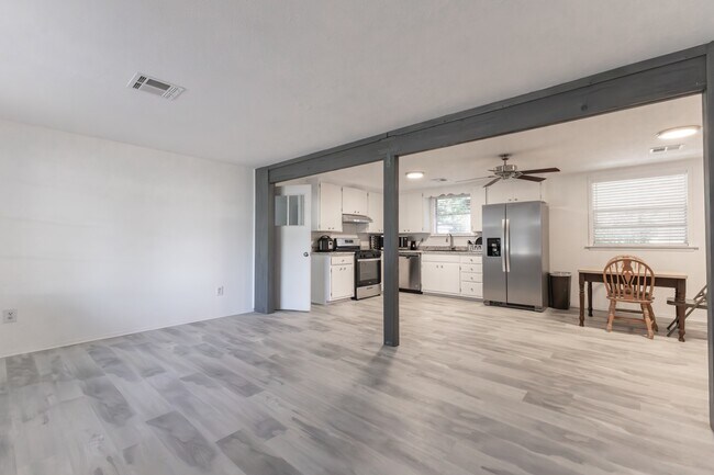 Building Photo - 617 Wisteria Rd