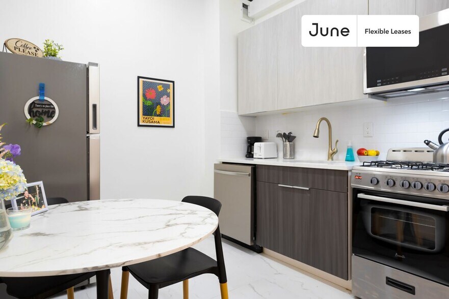 Building Photo - Spacious ROOM at The Park Avenue House