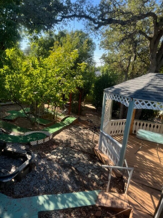 Building Photo - 3 Bedroom In Shasta View Neighborhood with Bonus room, sun room, gazebo and putting green!