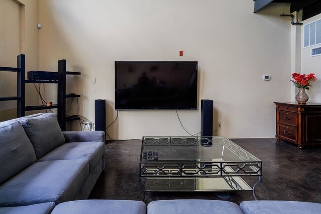 Building Photo - Fully Furnished 2-Level Condo for Traveling Nurses | 1,549 Sq Ft | Private Parking | Shared Living