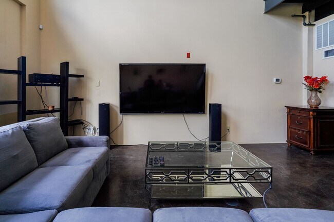 Building Photo - Fully Furnished Mid-Term 2-Level Condo | 1,549 Sq Ft | Private Parking | Shared Living